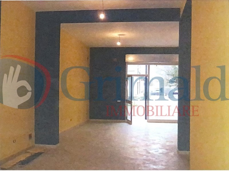Negozio in Affitto a Telese Terme, 900€, 90 m²