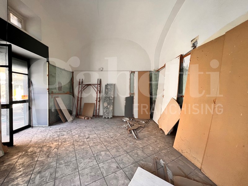 Negozio in Affitto a Angri, 450€, 40 m²