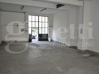 Capannone in Vendita a Sesto Fiorentino, 225'000€, 210 m²