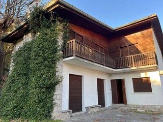 Villa in Vendita a Ballabio, 330'000€, 272 m², con Box