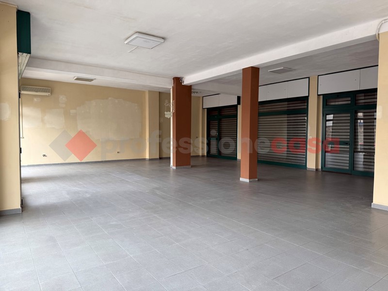 Negozio in Affitto a San Giorgio Ionico, 2'200&euro;, 220 m²