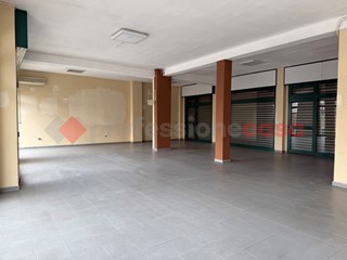 Negozio in Affitto a San Giorgio Ionico, 2'200&euro;, 220 m²