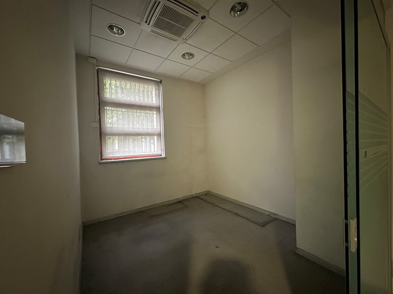 Ufficio in Vendita a Cerano, 200'000€, 322 m²