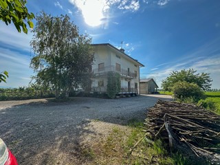 Casa Indipendente in Vendita a Pavia di Udine, zona Persereano, 239'000€, 746 m², con Box