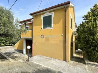Casa Indipendente in Vendita a Atri, zona Casoli, 180'000€, 114 m², con Box