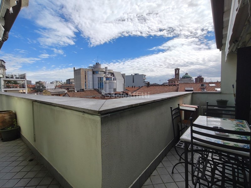 Trilocale in Affitto a Gallarate, zona Centro, 1'300&euro;, 100 m², arredato, con Box