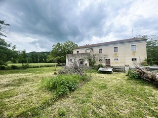 Casale in Vendita a Maiolati Spontini, 150'000€, 340 m²