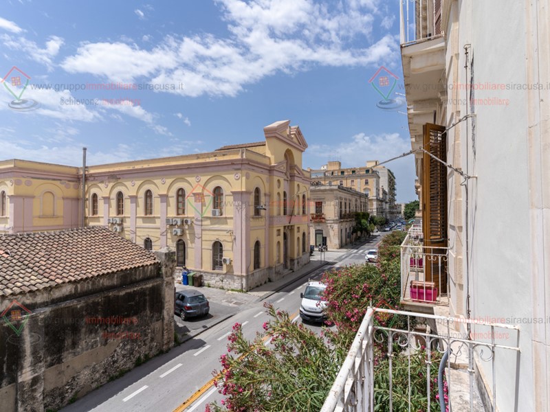 Appartamento in Vendita a Siracusa, zona ORTIGIA - UMBERTO, 420'000&euro;, 174 m², arredato