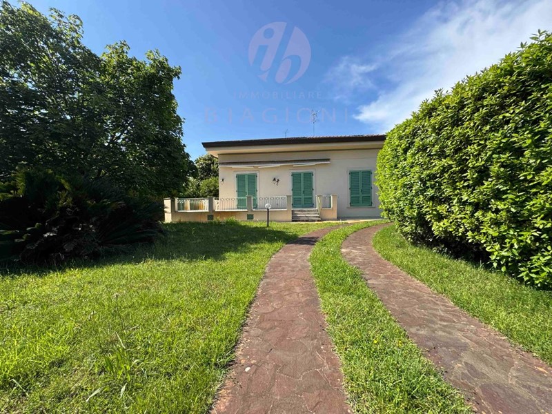 Villa bifamiliare in Vendita a Pietrasanta, zona Tonfano, 1'280'000€, 140 m², arredato