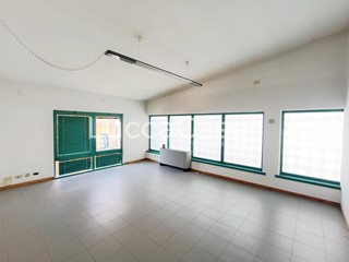 Ufficio in Affitto a Lucca, zona San Marco, 1'200€, 150 m²