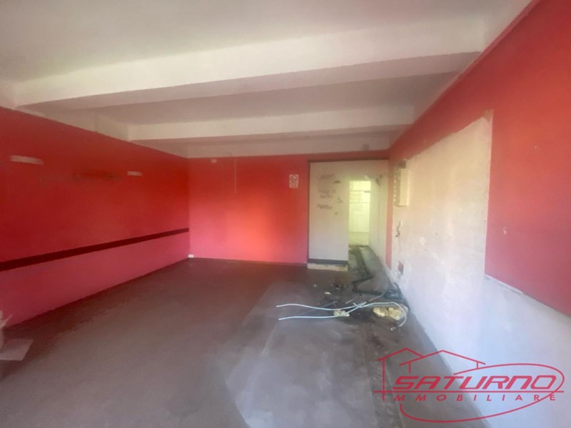 Negozio in Vendita a Capannori, zona Marlia, 80'000€, 105 m²