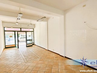 Immobile commerciale in Vendita a Massa, zona Marina di Massa, 85'000€, 51 m²