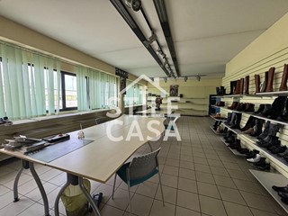 Capannone in Affitto a Altopascio, 5'000€, 1300 m²