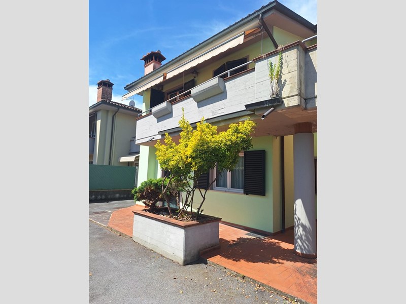 Villetta a schiera in Vendita a Lucca, zona Arancio, 348'000&euro;, 150 m², con Box