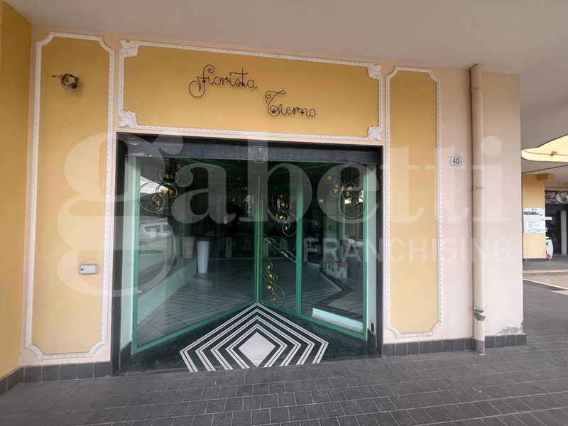 Negozio in Vendita a Calvi Risorta, 115'000€, 65 m²