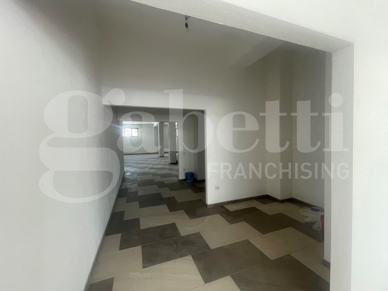 Negozio in Affitto a Oristano, 3'000€, 421 m²