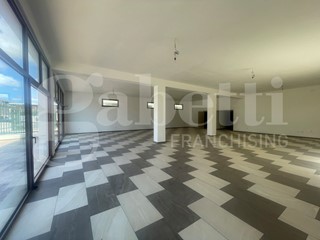 Negozio in Affitto a Oristano, 3'000€, 421 m²