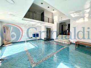 Negozio in Affitto a Pozzuoli, 1'250€, 125 m²