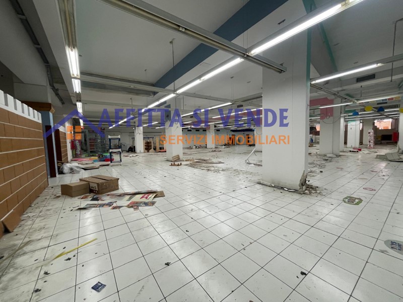 Immobile commerciale in Affitto a Siracusa, 2200 m²