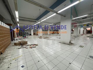 Immobile commerciale in Affitto a Siracusa, 2200 m²