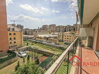 Appartamento in Vendita a Genova, zona Sestri Ponente, 122'000€, 107 m²
