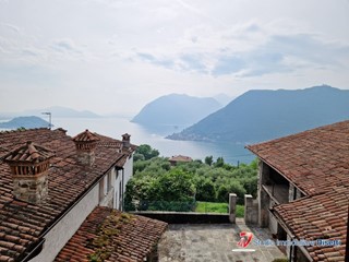 Villa in Vendita a Sale Marasino, 200'000€, 80 m²