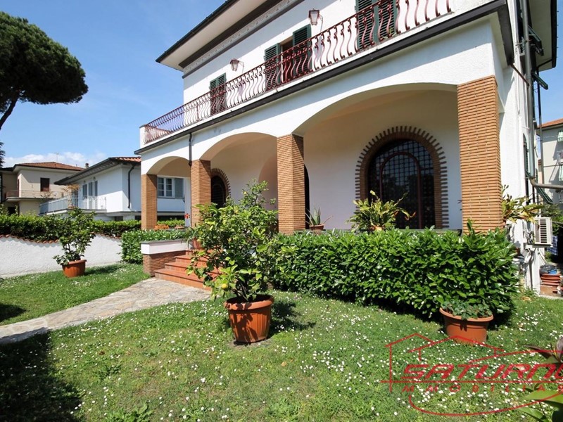 Villa in Vendita a Lucca, zona San Marco, 830'000&euro;, 320 m²