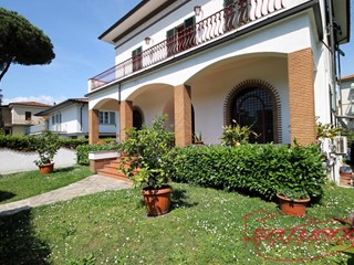 Villa in Vendita a Lucca, zona San Marco, 830'000&euro;, 320 m²