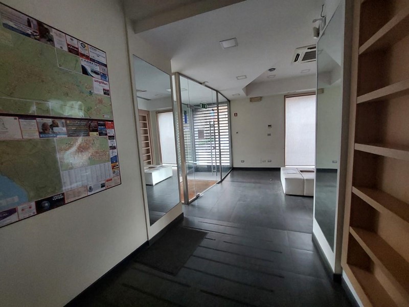 Immobile commerciale in Vendita a Cascina, 165'000€, 130 m²