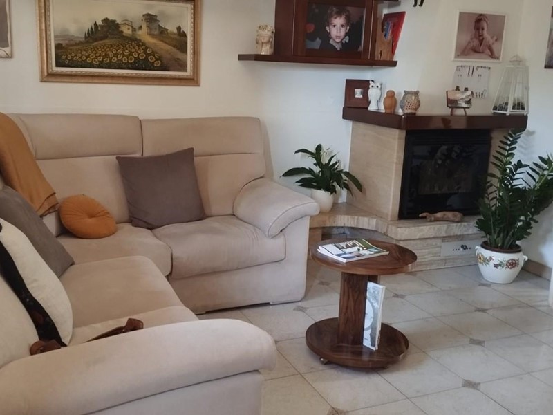 Casale in Vendita a Cascina, 325'000€, 300 m², con Box