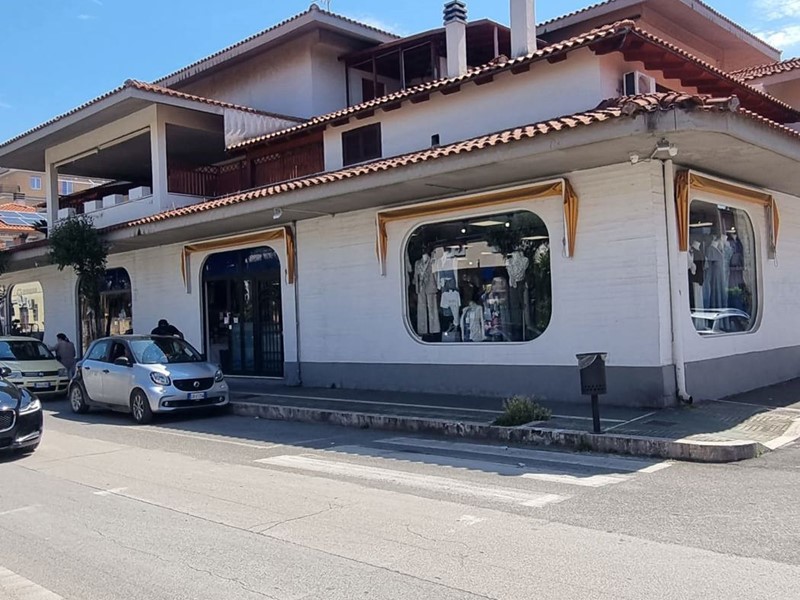 Negozio in Vendita a Aprilia, 580'000€, 358 m²