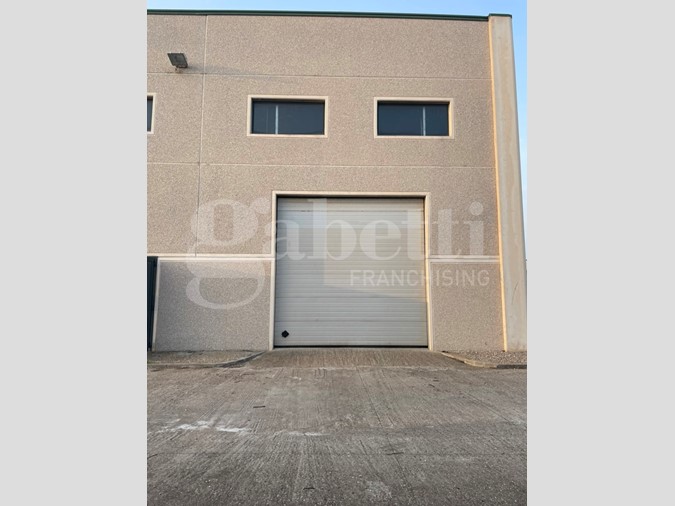 Capannone in Vendita a Oristano, 550'000€, 700 m²