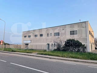 Capannone in Vendita a Oristano, 550'000€, 700 m²