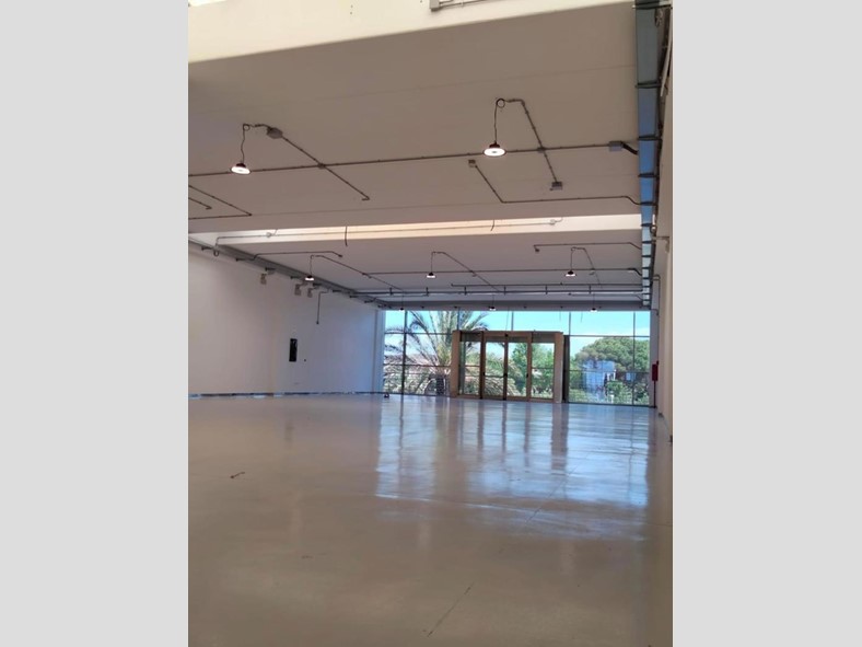 Capannone in Vendita a Sestu, 730'000€, 800 m²