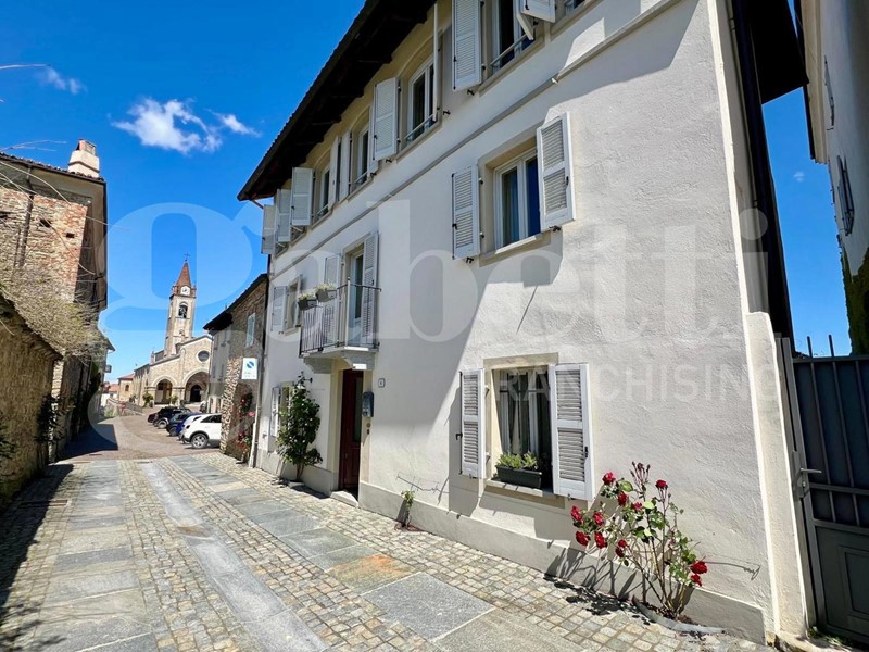 Casa Indipendente in Vendita a Bossolasco, 680'000€, 280 m², arredato