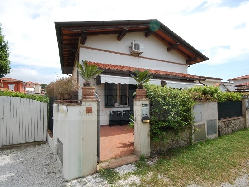 Casa Semi Indipendente in Vendita a Pietrasanta, zona Marina Di Pietrasanta, 570'000€, 70 m²
