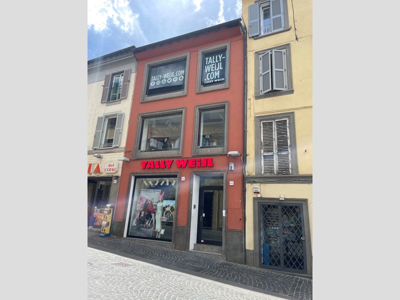 Immobile commerciale in Affitto a Velletri, zona Corso della Repubblica 42-44, 3'000€, 250 m²