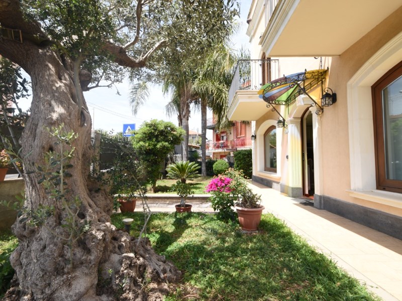 Appartamento in Vendita a Catania, zona belsito, 395'000&euro;, 220 m², con Box