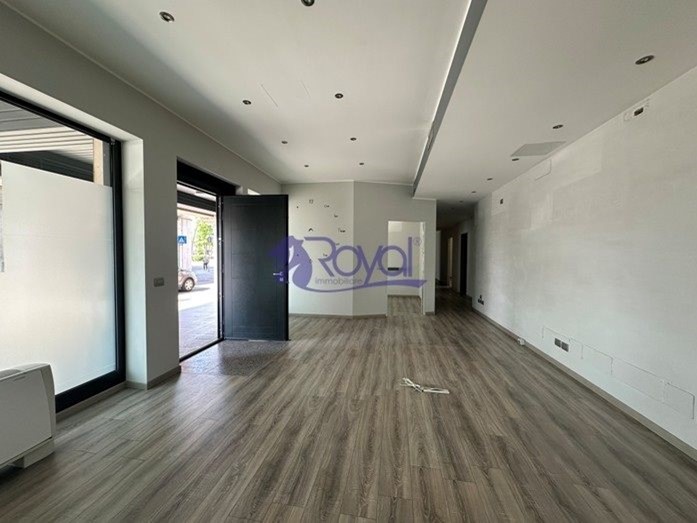 Ufficio in Affitto a Parabiago, 6'000&euro;, 660 m²