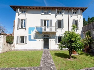 Casa di corte in Vendita a Pietrasanta, zona Capriglia, 930'000€, 250 m², arredato