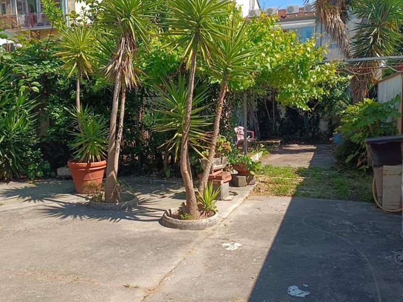 Villa bifamiliare in Vendita a Viareggio, 390'000€, 195 m², con Box