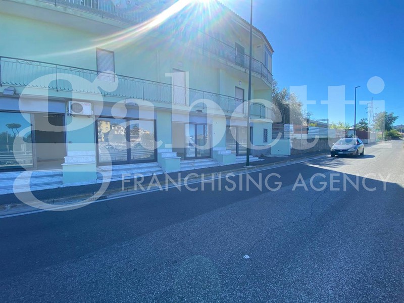 Negozio in Affitto a Napoli, 650€, 70 m²