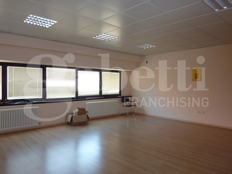 Ufficio in Affitto a Treviso, 3'900€, 750 m²