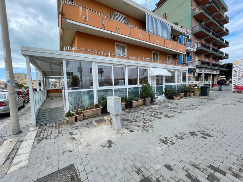 Attività commerciale in Vendita a Pozzallo, zona PIETRE NERE, 170'000€, 240 m², arredato