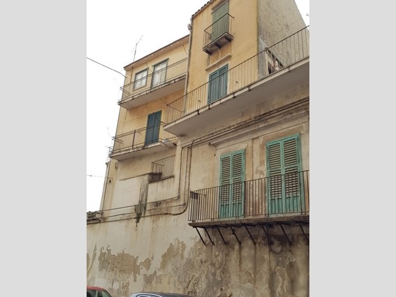 Appartamento in Vendita a Modica, zona MODICA ALTA, 80'000€, 130 m², con Box