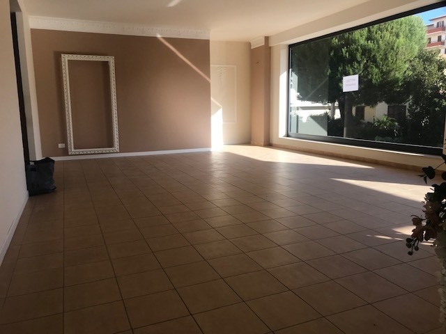 Immobile commerciale in Affitto a Modica, zona SORDA QUARTIERE, 1'100€, 230 m²