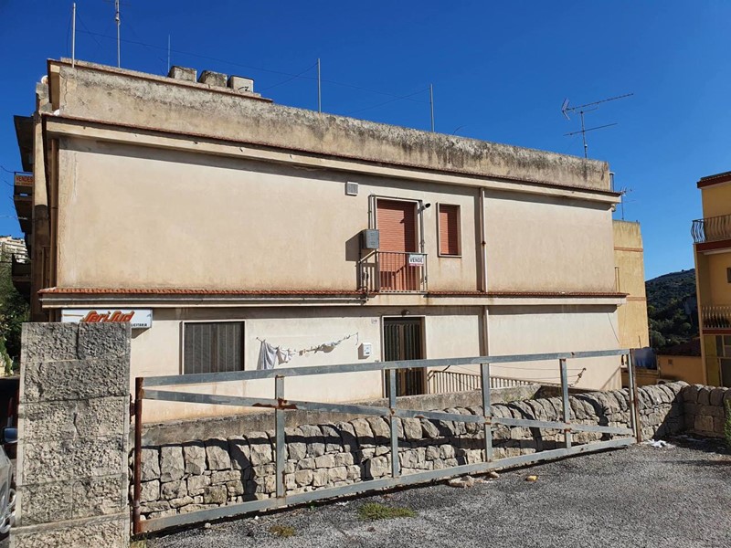 Quadrilocale in Vendita a Modica, zona MODICA ALTA, 75'000€, 95 m², con Box