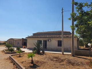 Villa in Vendita a Modica, zona SORDA PERIFERIA, 270'000€, 360 m², con Box
