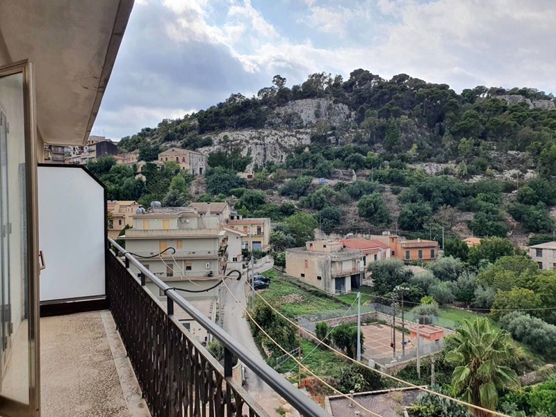 Appartamento in Vendita a Modica, zona MODICA BASSA, 75'000€, 130 m²
