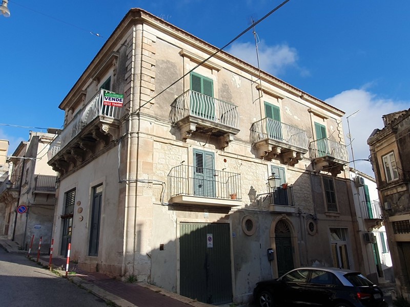 Villa in Vendita a Modica, zona MODICA ALTA, 100'000€, 130 m², con Box
